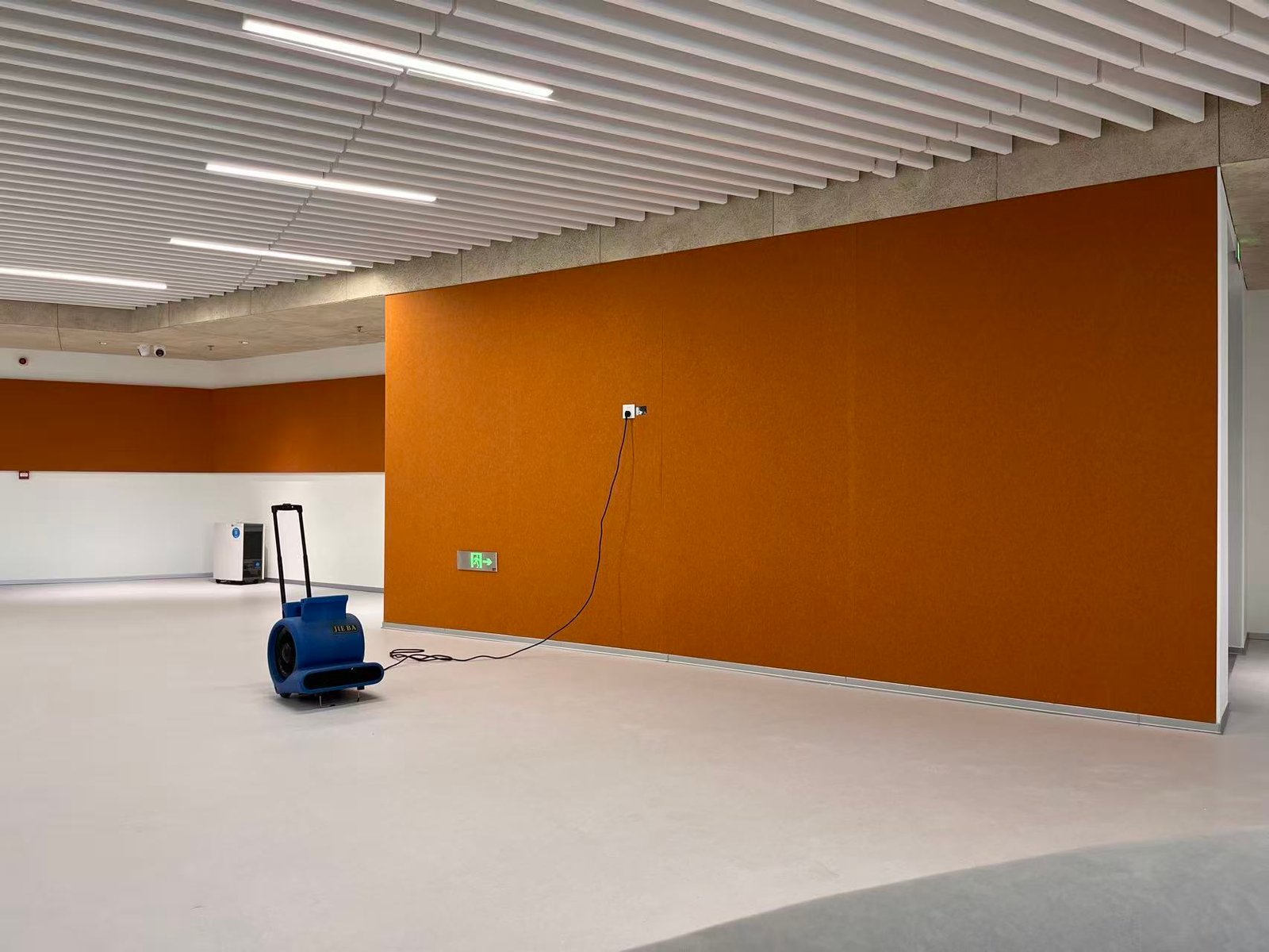 Yew Wah International Education School, Guangzhou Fiberglass Acoustic Ceiling Panels for Enhanced Learning Spaces Project Name: Yew Wah International Education School, Guangzhou Location: Guangzhou, Guangdong, China Product Used: Fiberglass Acoustic Ceiling Panels Application: School Ceiling / Educational Spaces Supplier: Hui Acoustics Project Overview Yew Wah International Education School in Guangzhou is an international educational environment designed to provide students with comfortable, modern, and high-quality learning spaces. To improve the acoustic environment within the school, Hui Acoustics supplied fiberglass acoustic ceiling panels for the ceiling areas. The acoustic ceiling system was selected to help control sound reflections and reduce excessive reverberation, creating a more comfortable acoustic environment for teaching, communication, and learning.